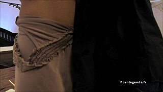 Les gros seins de Sara Stone avalent une bite pendant qu’elle se fait baiser fort.