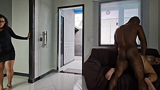 fui surpreendida vendo amigo foder rabuda gostosa até as pernas tremerem de tanto sexo anal