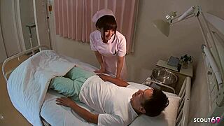苗条日本少女护士用小奶诱惑老病人操她