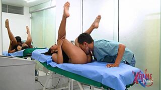 Venezolana tetona hooks up with doctor in a quick hospital session.