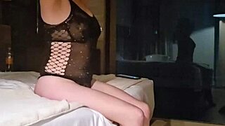 En vísperas de dar y recibir, mi marido me envió para un regalito cuckold