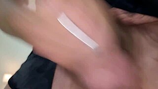 arrapato strappa gli slip, sputa sul grosso cazzo e geme forte con dialoghi sporchi, sborrata in primo piano 😈