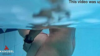 Flaca caliente monta verga outside in public pool!