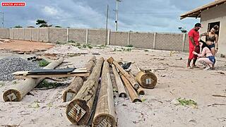 Carpinteiro Surpreso com Pagamento Quente das Donas da Obra
