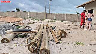 Carpinteiro Surpreso com Pagamento Quente das Donas da Obra