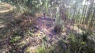 ayudo a una desconocida en el bosque y terminamos follando apasionadamente